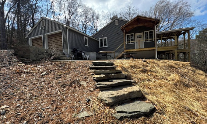 Greentown House | Gorgeous & Spacious Lake Front Home