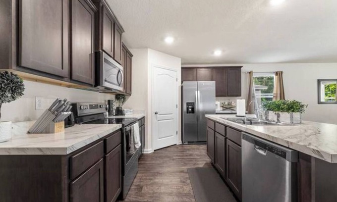 Westside House | Gorgeous Street View Private Room in a home