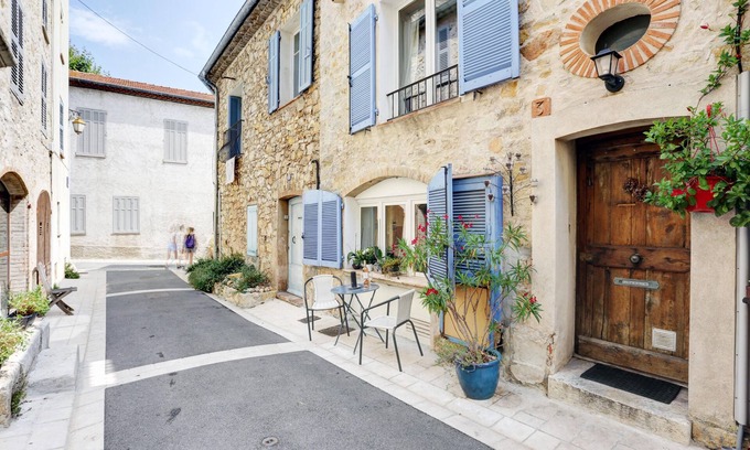 Valbonne House | Gorgeous townhouse in the centre of Valbonne with LARGE ROOF TERRACE and AIRCON!