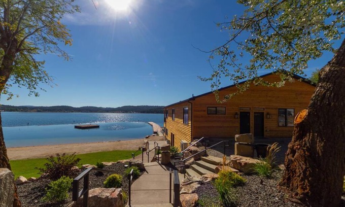 Valley House | Gorgeous Triplex Unit With Spectacular Lake Views!
