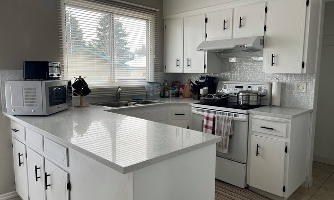 Northwest Calgary Villa | Gorgeous Whole Main floor (2BR Single house)