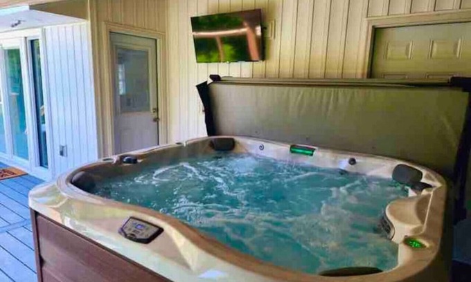 Geneva-on-the-Lake House | GOTL - Hot Tub - Wine Tours - Sunset Vacation Rentals