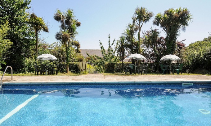 Mullion Cottage | GRANARY COTTAGE, pet friendly, with pool in Mullion