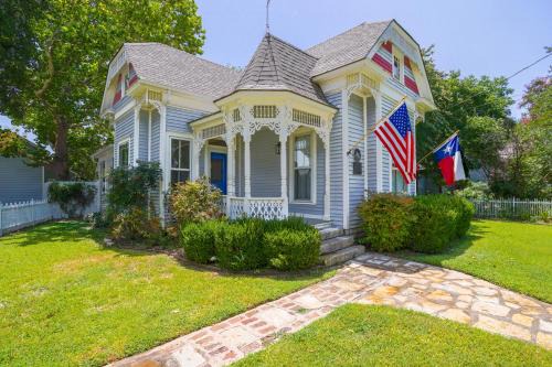 Granbury House | Granbury Home with Fire Pit, Walk to The Square!