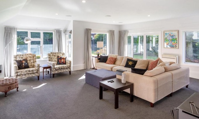 Fendalton Apartment | Grand 5-Bedroom Villa in Fendalton