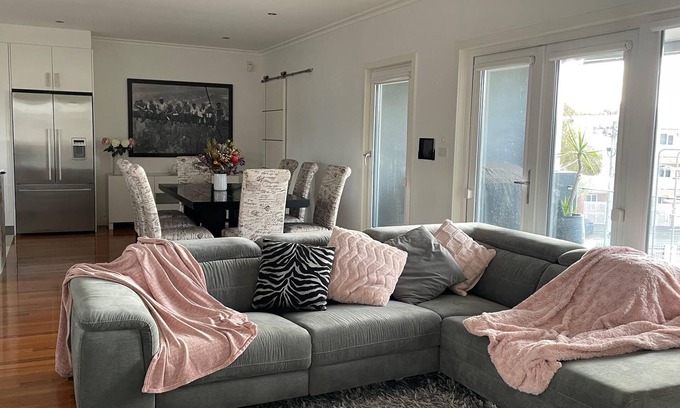 Port Melbourne House | Grand modern home close to beach and city with garage