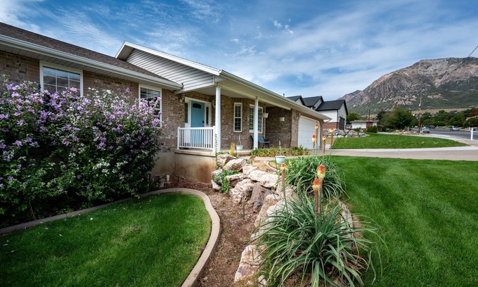 North Ogden House | Grand Ogden Lodge, Hot Tub, Close to Ski Resorts – 6 BR | 5 Baths | Hot Tub
