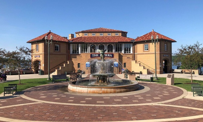 Como Cottage | GRAND OPENING- LUXURY COUNTRY GETAWAY WALK TO LAKE! Ski, Ice Castles!