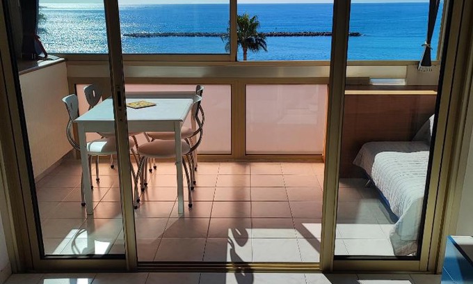 Saint-Laurent-du-Var Apartment | Grand studio bord de mer- accès direct aux plages