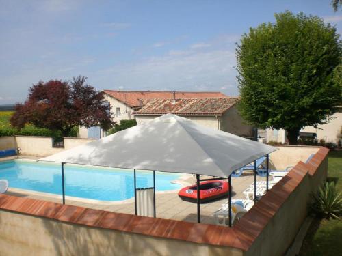 Angeduc House | Grande Maison en Charente avec Piscine Chauffée et Animaux Acceptés - FR-1-653-272