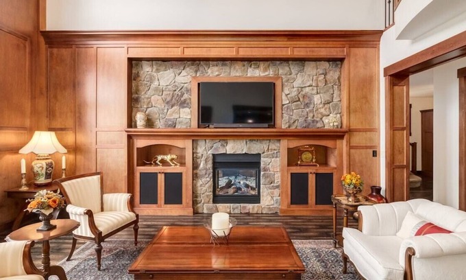 Calgary House | "Grandeur" Luxury living, Sleeps 8!