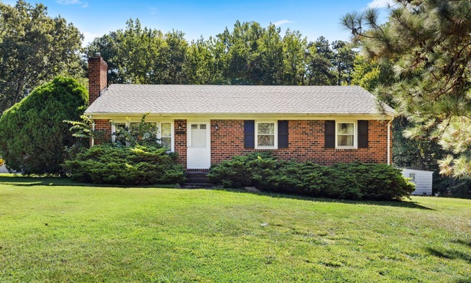 Moseley House | Grandmother's house on 2 sprawling acres in Moseley, VA is waiting for you!