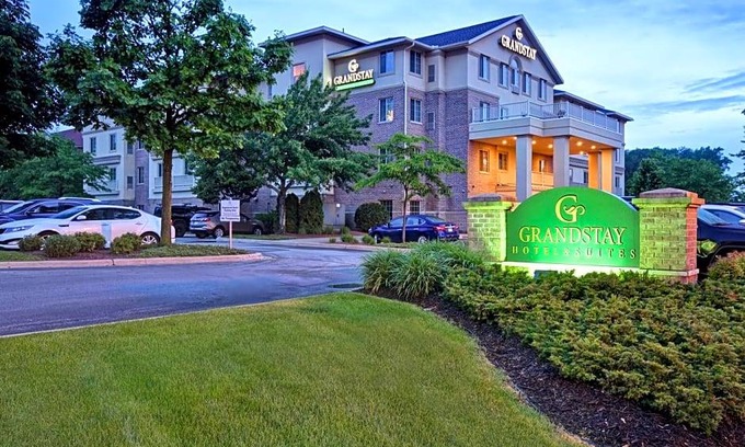 Historic Downtown La Crosse Hotel | GrandStay Hotel & Suites - La Crosse