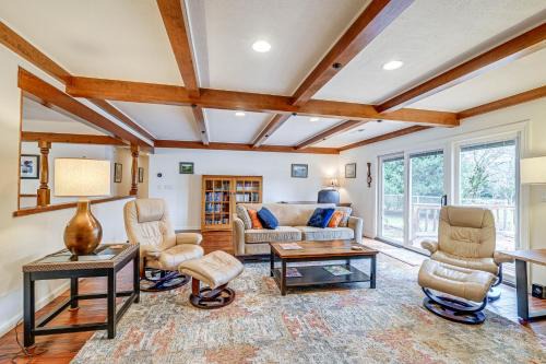 Grants Pass House | Grants Pass Vacation Rental Home Deck and Views!