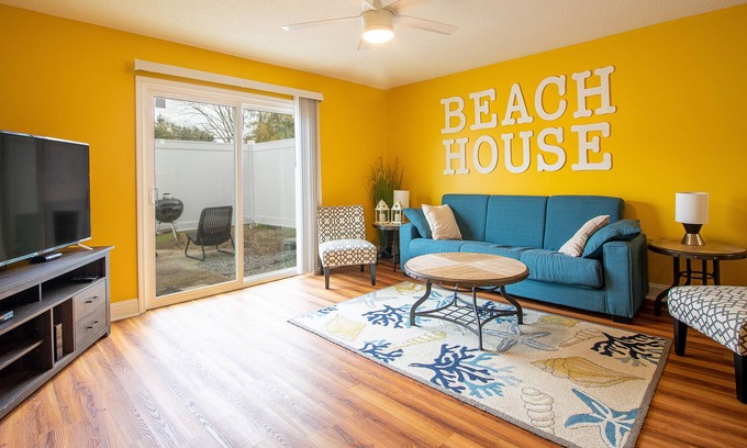 Biloxi Condo | Great 2 BR close to KAFB & we accept per diem! MAXIMUM 4 PEOPLE AT ANY TIME!