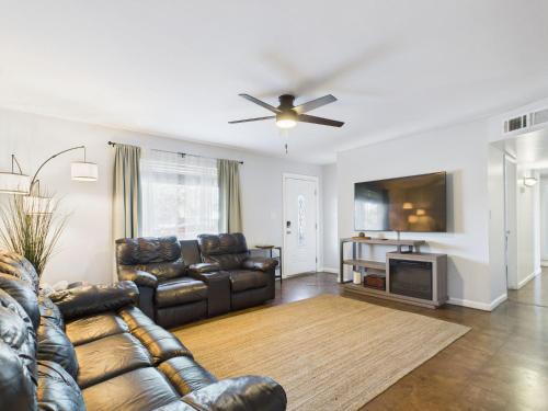 Alhambra House | Great 4 Groups, Near Everything!