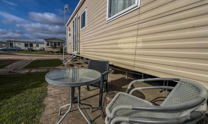 Harwich House | Great caravan with modern furnishings at Dovercourt Holiday Park ref 44007D