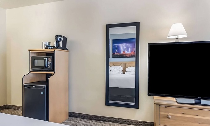 Palm Valley Hotel | Great Escape in Red Lion Inn & Suites Goodyear Phoenix! Pool, Gym, Breakfast