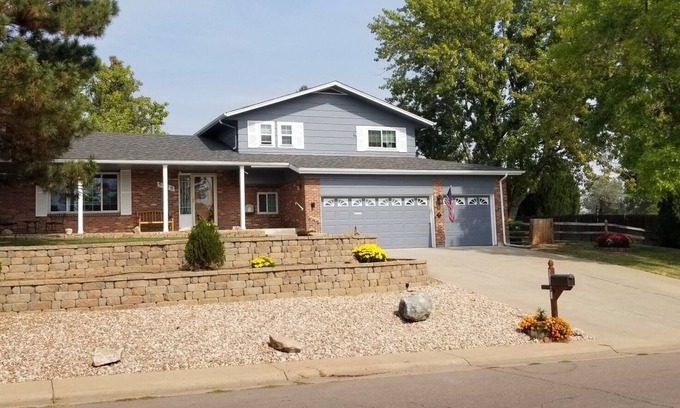 Columbine House | Great family vacation home on 1/2 acre in Littleton-SW Denver 3bd 2.5 baths