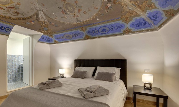 Santa Croce Apartment | Great for families and friends 2 bedrooms + 3 bathrooms Garage Air Conditioning