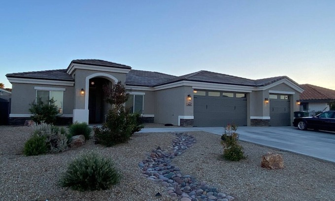 Kingman House | Great for traveling for work or a vacation. Spacious 4-bedroom house in Kingman