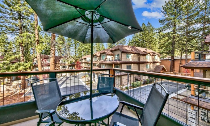 South Lake Tahoe House | Great location- walk to Heavenly! Tahoe woods #603