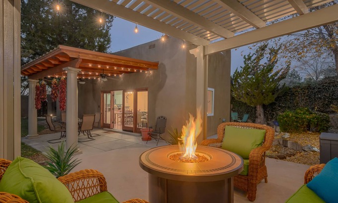 Oso Grande House | Great outdoor space- Free Loaner Bikes-Top Hiking Trails & Local Eateries
