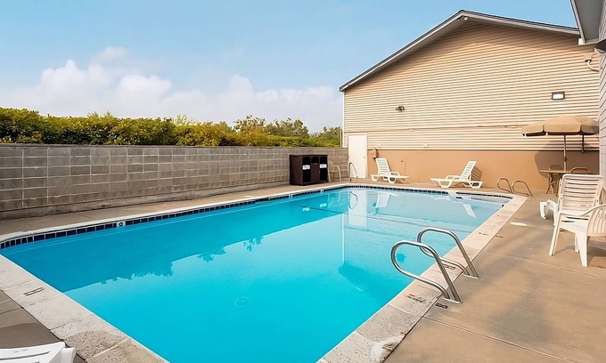 Grants Pass Hotel | Great Relaxing Overnight Stay! Spacious Unit. Minutes Away To GP Shopping Center