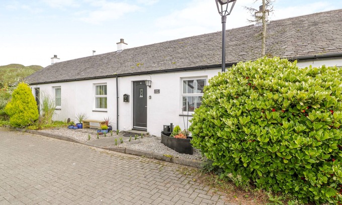 Ellenabeich Cottage | GREBE COTTAGE, pet friendly, with open fire in Balvicar, Isle Of Seil