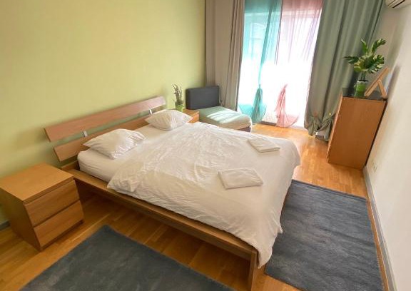 Sector 3 Apartment | green apartment 214 with private PARKING