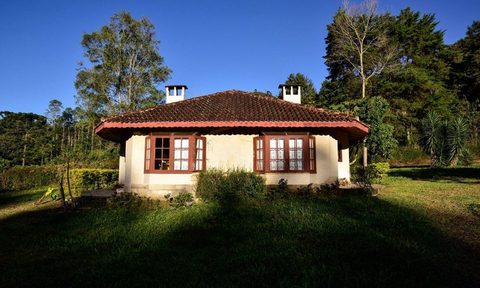 Centro Ski Chalet | Green chalet with fireplaces, hydro, sauna on the banks of the Rio Preto in Visconde de Mauá