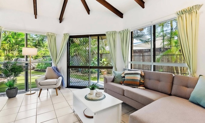 Trinity Beach House | Green Cottage - Pet & Child friendly