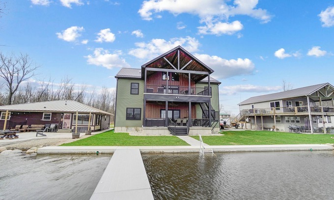 Brimfield House | Green Diamond Retreat: Epic Lakefront Oasis for 30, 6BR, Boat Slip, Kayaks