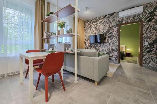 Torokbalint Apartment | Green Home