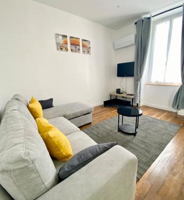 Jouvence House | Green house Dijon, garden, parking