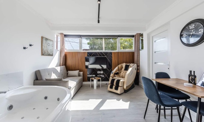 Shkoder Apartment | Green Luxe Suite 2 by PikHost