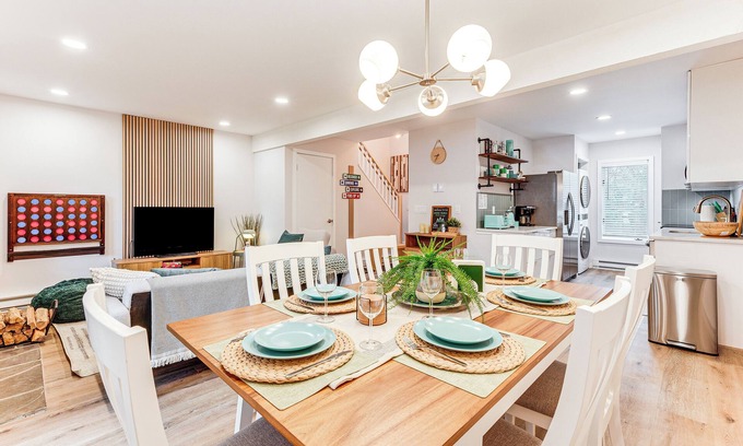 White Haven House | Green Peaks Hideaway! Beautiful Townhouse in Lake Harmony with Pond View