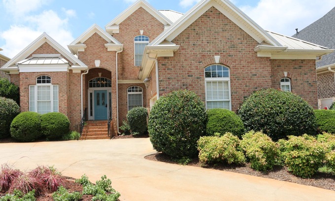 Five Forks House | GREENVILLE, SC WATERFRONT EXECUTIVE HOME -WIFI GAME RM/STUDY GREAT VIEW