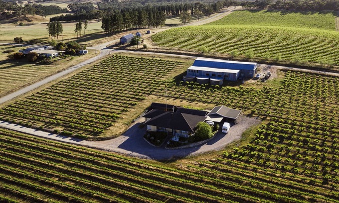 Stanley Flat House | Grenache House - Beautiful vineyard views, only 5 minutes drive from Clare.