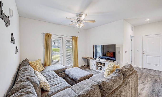 Jacksonville Apartment | ⭐Grey Serenity⭐ 1Br w/Private Balcony Nr DWTN Jax