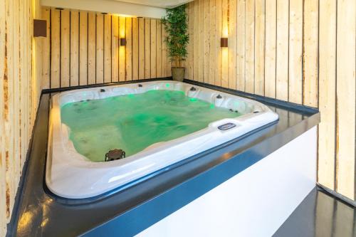 Tzummarum House | Große Familienvilla mit privat innen Jacuzzi & Sauna