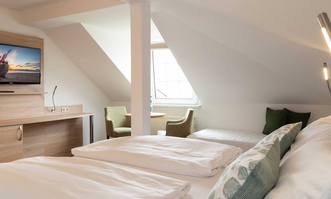 Neuensien Apartment | Großes Doppelzimmer mit Seeblick III - Ferienzimmer und -wohnungen mit Seeblick