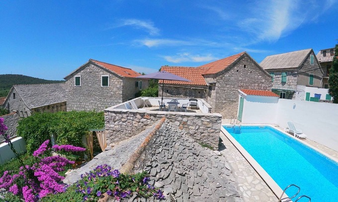 Srednje Selo Villa | Grohote: Heritage family house