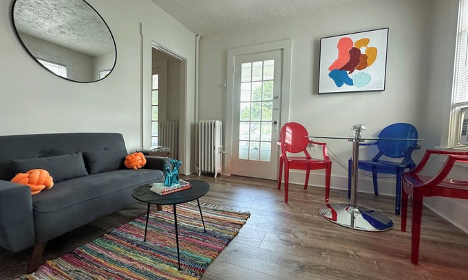 Woodstock Apartment | Groovy 1 Bedroom Apartment in Woodstock - AC & WiFi!