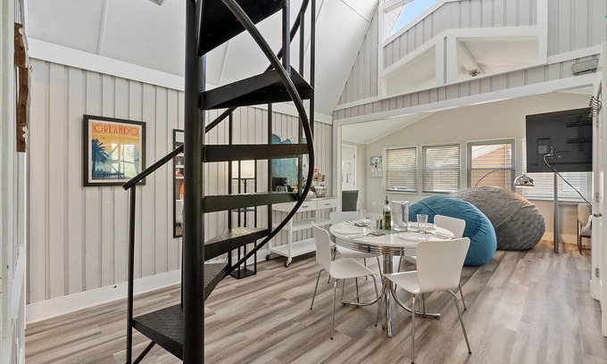 Vacation Village House | Groovy, Family-Friendly A-Frame: 30-40 min to Disney and Universal theme parks