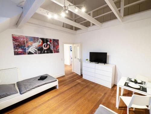 Ahrensburg Apartment | Grosse-Monteurwohnung-in-Villa-4-Zimmer-WLAN-TV-Kueche-Ahrensburg-Naehe-Hamburg-OD06b