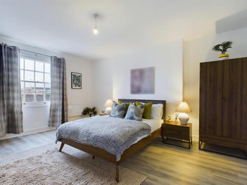 Cheltenham Apartment | Grosvenor New Fresh Central Wifi