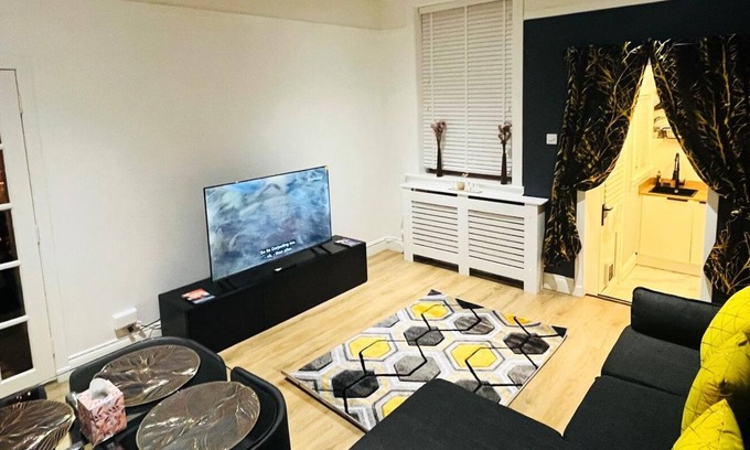 Cowdenbeath Apartment | Ground Floor Entire Holiday Apartment - Self Check in/out - Perfect for 6 Guests