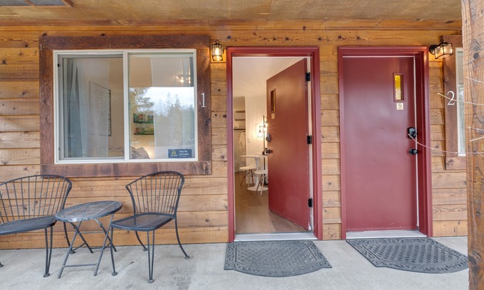 Quilcene Apartment | Ground-floor hiker's studio with mountain views & fast WiFi - dog-friendly