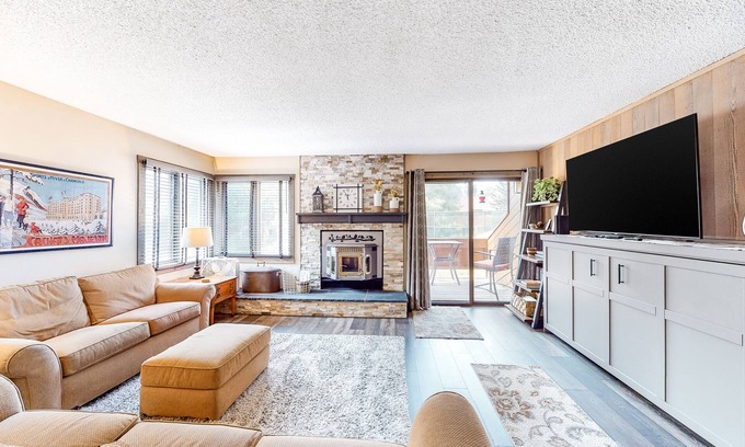 Mammoth Lakes Condo | Ground-Level Condo w/Pellet Stove, Deck & Shared Hot Tub/Pool - 1 Mile to Lifts